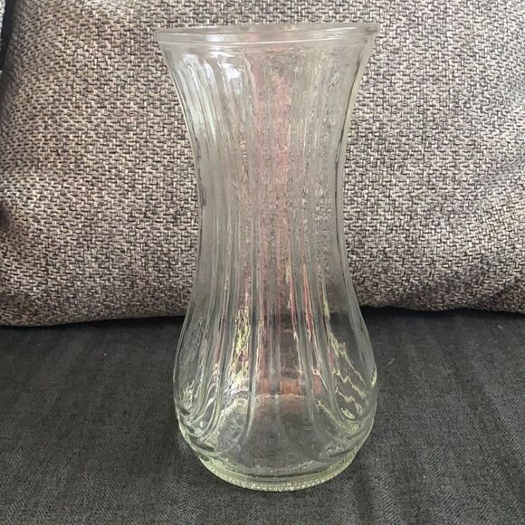 Vintage Gorgeous clear ribbed vase for your home, or office - Picture 1 of 6